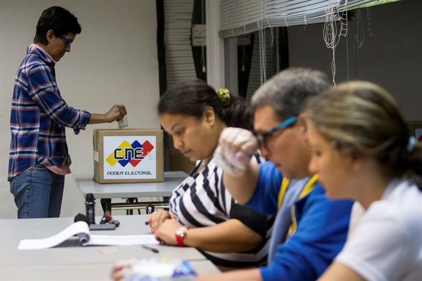 La participación en los comicios fue masiva y las tendencias hacen suponer una participación cercana al 70 % (EFE)