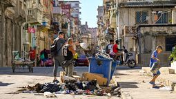Ciudadanos caminan por las calles de La Habana, Cuba.&nbsp;