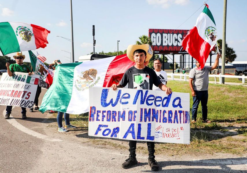 Inmigrantes con banderas de México protestan contra la nueva ley de Inmigración en Florida, en Tampa, el 30 de junio de 2023.