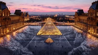 Vista de la pirámide del Louvre en una ilusión óptica que duró tan solo 24 horas.