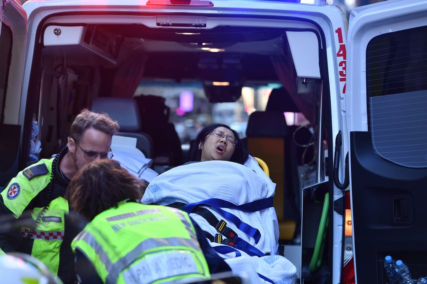 Una mujer es evacuada en ambulancia desde el Hotel CBD y la esquina de King y York Street en Sydney, Australia, el martes 13 de agosto de 2019.&nbsp;