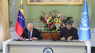 El fiscal jefe de la Corte Penal Internacional (CPI), Karim Khan junto al dictador de Venezuela, Nicolás Maduro.