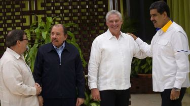 El&nbsp;dictador&nbsp;Daniel Ortega, segundo desde la izquierda, conversa con el canciller del régimen cubano Bruno Rodríguez, a la izquierda, acompañado del gobernante designado Miguel Díaz-Canel, de Cuba, segundo desde la derecha, y el dictador Nicolás Maduro, de Venezuela, en La Habana, el sábado 14 de diciembre de 2019.&nbsp;