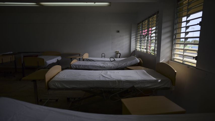 Esta fotograf&iacute;a del jueves 28 de mayo de 2020 muestra unas camas que llenan un sal&oacute;n de clases de la escuela vocacional Carlos Escobar L&oacute;pez, que ser&aacute; utilizada como refugio durante la temporada de huracanes de este a&ntilde;o en Loiza, Puerto Rico.