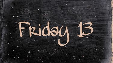 El número 13 y el día viernes se han asociado con la mala suerte. Esta idea cobró fuerza en los años 80 con el estreno de la película Friday the 13th (Viernes 13)