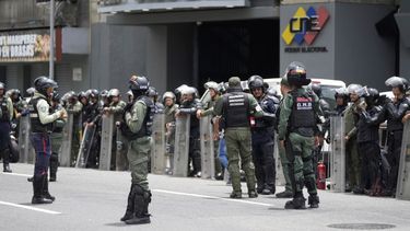 La policía y la Guardia Nacional, al servicio del régimen, se encuentran afuera del Consejo Nacional Electoral (CNE) el día después de las elecciones presidenciales en Caracas, Venezuela, el lunes 29 de julio de 2024.&nbsp;