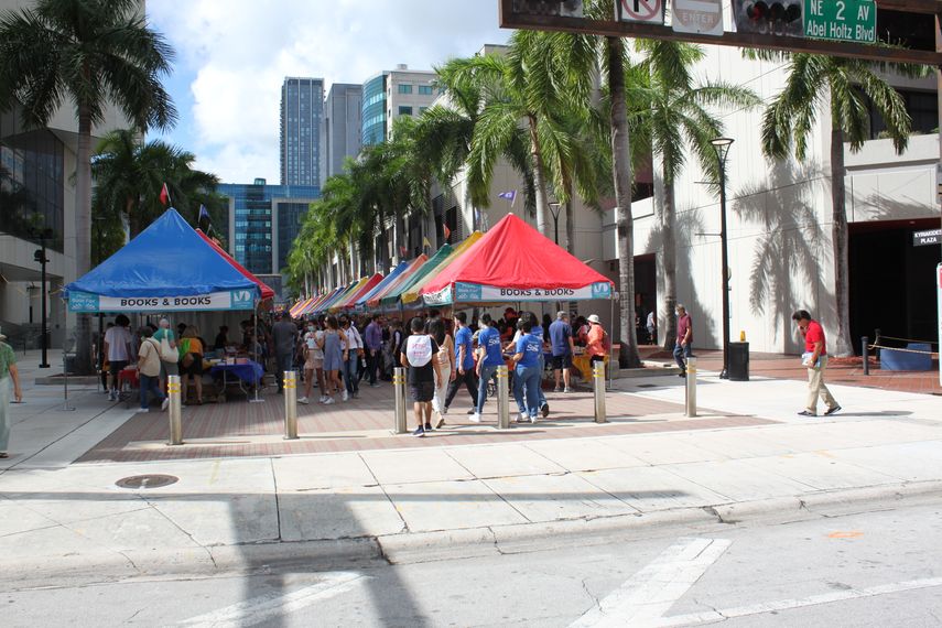 Ambiente en la 40ta edición de la Feria del Libro de Miami.