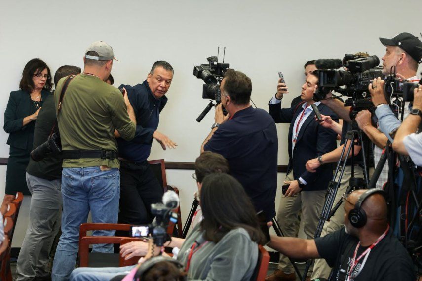 El senador Alex Padilla, demócrata de California, es expulsado de la sala tras interrumpir una conferencia de prensa con la secretaria de Seguridad Nacional, Kristi Noem, en el edificio federal Wilshire en Los Ángeles el 12 de junio de 2025.