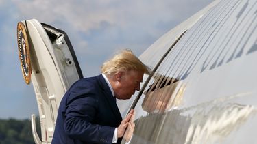 El presidente Donald Trump aborda el avión presidencial en la Base Aérea Andrews en Maryland.