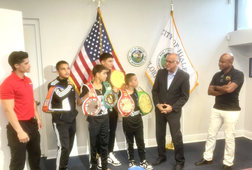 Esteban Bovo recibe en su oficina a niños boxeadores de Hialeah.