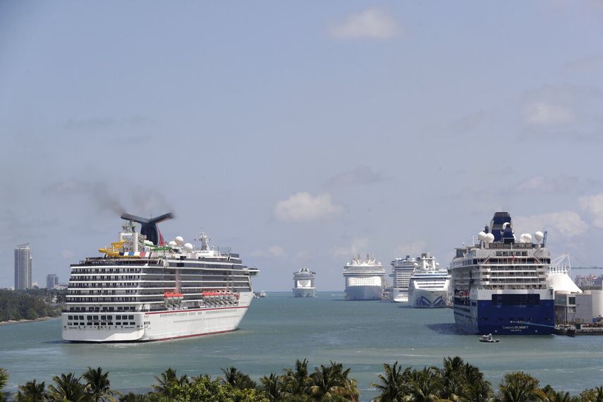 Varios cruceros aparecen anclados frente a la costa de Miami. &nbsp;