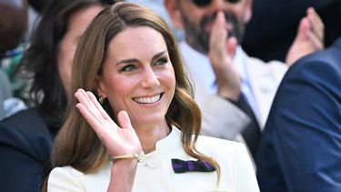 Kate Middleton saluda a su llegada al palco real en la cancha central para el partido final de tenis individual femenino entre la polaca Iga Swiatek y la jugadora estadounidense Amanda Anisimova en el All England Lawn Tennis and Croquet Club en Wimbledon, el 12 de julio de 2025. 