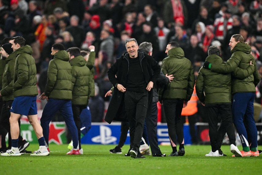 El entrenador español del Paris Saint-Germain, Luis Enrique, celebra al final del partido de vuelta de los octavos de final de la UEFA Champions League entre el Liverpool y el Paris Saint-Germain (PSG) en Anfield, Liverpool, noroeste de Inglaterra, el 11 de marzo de 2025. El PSG avanzó a cuartos de final de la Champions League tras vencer al Liverpool por 4-1 en la tanda de penaltis, ganando una épica eliminatoria de octavos de final.