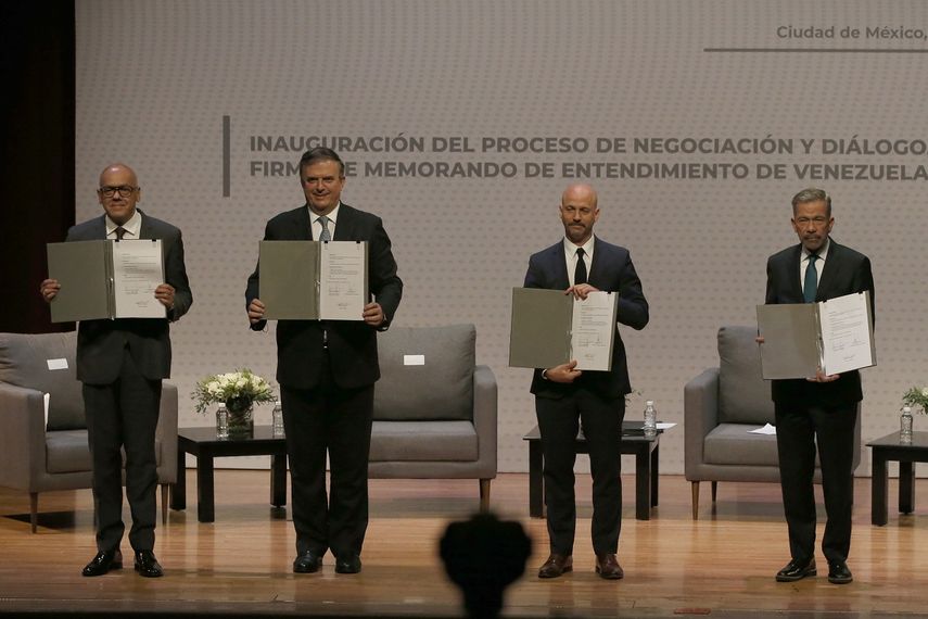 El presidente de la Asamblea Nacional de Venezuela, Jorge Rodríguez, de izquierda a derecha, el ministro de Relaciones Exteriores de México, Marcelo Ebrard, el diplomático noruego Dan Nylander y el delegado de la oposición venezolana Gerardo Blyde Pérez, posan para una foto en la Ciudad de México, el viernes 13 de agosto de 2021. El gobierno de Venezuela y su oposición está lista para comenzar un nuevo diálogo esta semana buscando un cambio en el prolongado enfrentamiento político de la nación sudamericana.&nbsp;