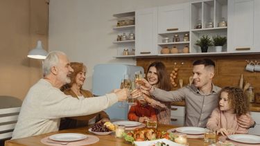 La tradición de Thanksgiving inició en 1621, cuando los colonos ingleses celebraron, durante tres días, con los nativos de la zona el éxito de la primera cosecha