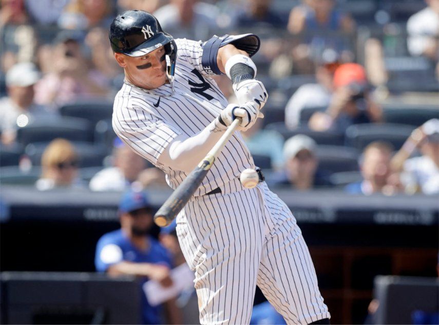 Aaron Judge #99 de los Yanquis de Nueva York conecta su jonrón de dos carreras en la novena entrada contra los Cachorros de Chicago en el Yankee Stadium el 12 de julio de 2025 en la ciudad de Nueva York.&nbsp;