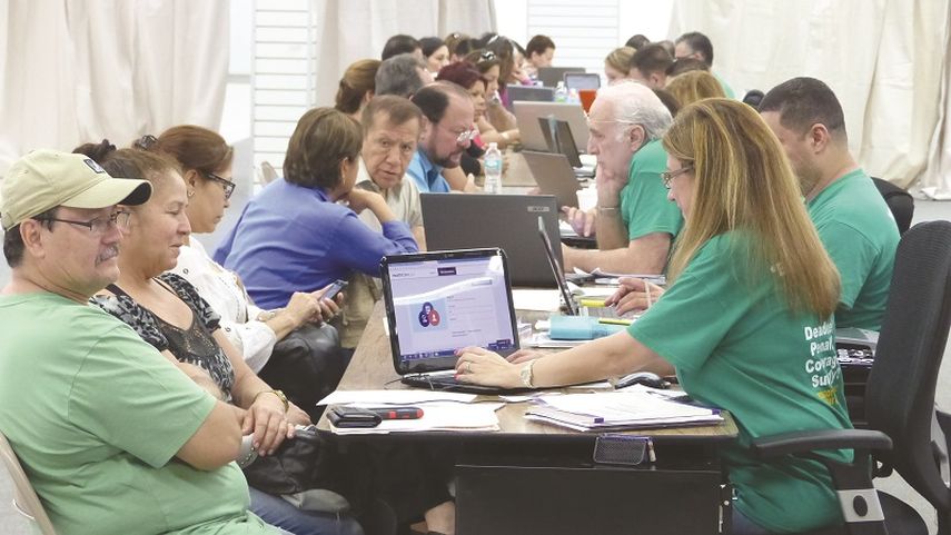 Agentes certificados atienden a las personas que acuden al Mall de las Américas para adquirir sus planes de salud (Giselle Santalucci)