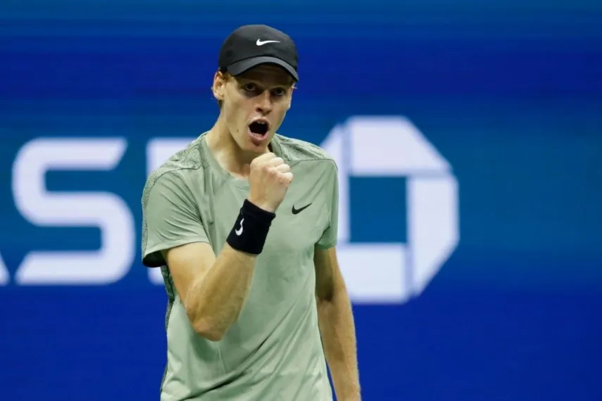 El italiano Jannik Sinner reacciona después de derrotar a Tommy Paul, de Estados Unidos, durante la cuarta ronda del US Open, el lunes 2 de septiembre de 2024, en Nueva York.&nbsp;