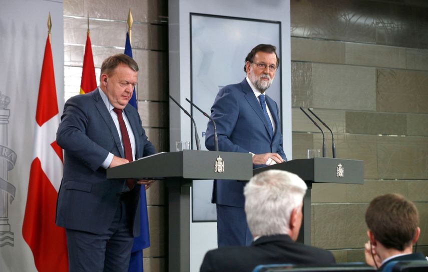 Rajoy (d) durante la rueda de prensa ofrecida en el Palacio de la Moncloa junto al primer ministro de Dinamarca, Lars Lokke Rasmussen (i).