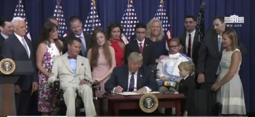 Es un día muy importante para mí porque hemos estado esperando este momento durante mucho tiempo. (...) Quería una ley por y para los enfermos, no a favor de las compañías de seguros y farmacéuticas, que no me importan, apuntó Trump. 