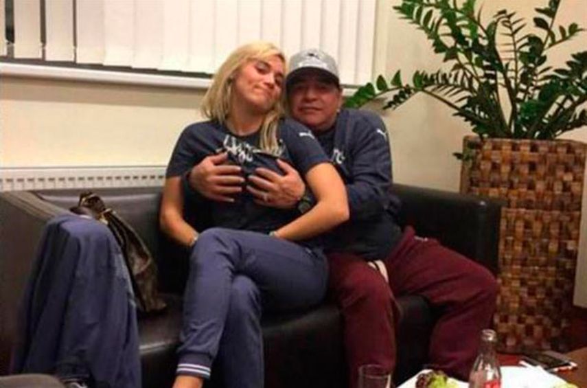 Maradona y Rocío Oliva posaron de forma destendida 