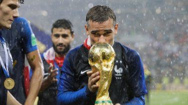 El delantero francés Antoine Griezmann besa el trofeo tras la victoria ante Croacia en la final de la Copa Mundial de 2018, en Moscú, el domingo 15 de julio de 2018.&nbsp;