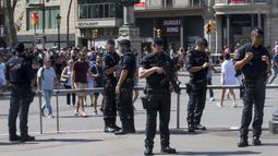  Aspecto de las Ramblas desde la plaza Cataluña con un fuerte dispositivo de seguridad. Los ciudadanos que se han acercado esta mañana a Las Ramblas han empezado a dejar flores y velas encendidas en un punto de la calzada central, situado frente al Teatre del Liceu, sobre un cartel con el lema Catalunya, lloc de pau (Cataluña, lugar de paz).  