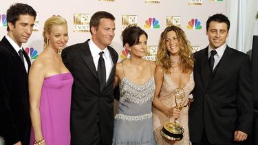 En esta foto de archivo, los miembros del elenco de Friends, que ganó la serie de comedia sobresaliente, posan en la 54 entrega anual de los Emmy en el Auditorio Shrine de Los Angeles el 22 de septiembre de 2002.&nbsp;