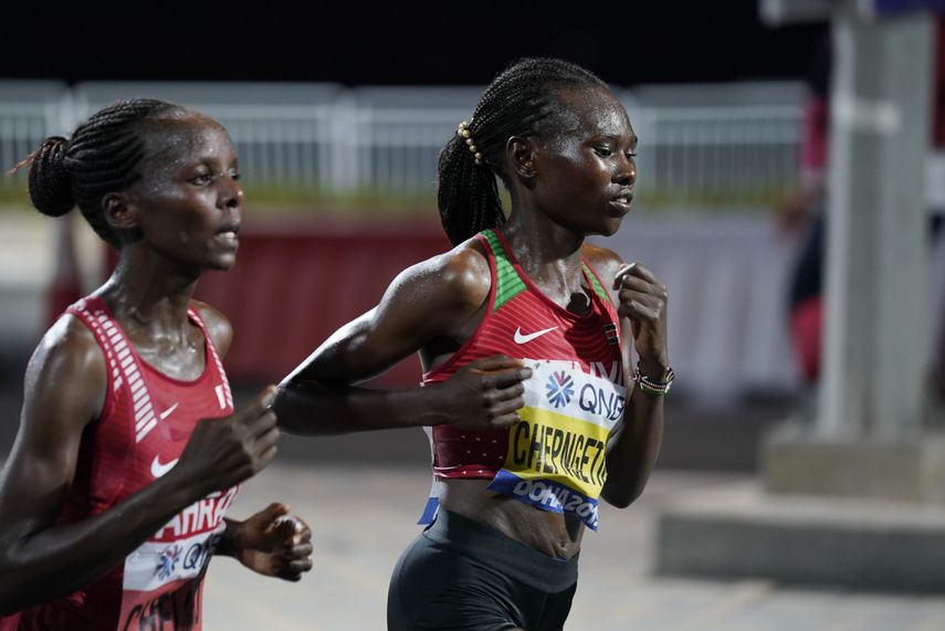 Ruth Chepngetich, de Kenia, aventaja a Rose Chelimo, de Bahrein, durante la marat&oacute;n femenina del Campeonato Mundial de Atletismo, en Doha, Qatar, el s&aacute;bado 28 de septiembre de 2019.&nbsp;