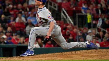 En foto del martes 26 de abril del 2022, Chris Bassitt, abridor de los Mets de Nueva York, lanza en el quinto episodio ante los Cardenales de San Luis. El miércoles 27 de abril del 2022, Bassitt cree que las pelotas son defectuosas y por eso han recibido tantos golpes sus bateadores.&nbsp;