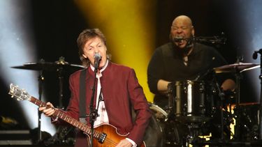 McCartney anima a sus seguidores a educarse a s&iacute; mismos acerca del racismo.