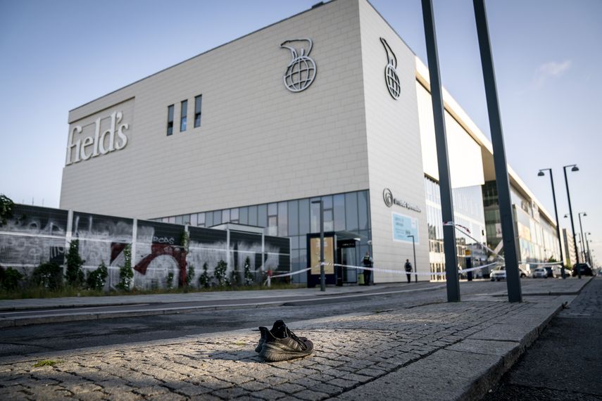 Un zapato quedó abandonado en la acera del centro comercial Fields, cerrado durante al menos una semana desde el tiroteo del domingo mientras la policía investiga la escena del crimen, en Copenhague, Dinamarca, 4 de julio de 2022.