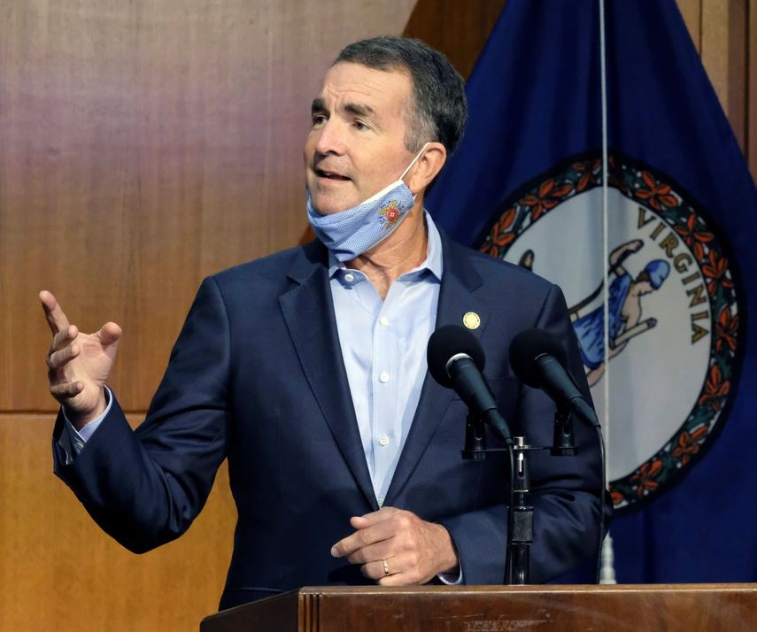 En esta foto del 1 de septiembre del 2020, el gobernador de Virginia Ralph Northam responde a la pregunta de un reportero en un encuentro con la prensa en Richmond, Virginia.&nbsp;