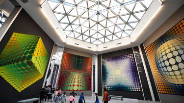 Los alumnos visitan la Fundación Vasarely dedicada a la obra del artista húngaro-francés Victor Vasarely el 8 de febrero de 2019 en Aix-en-Provence, sur de Francia.