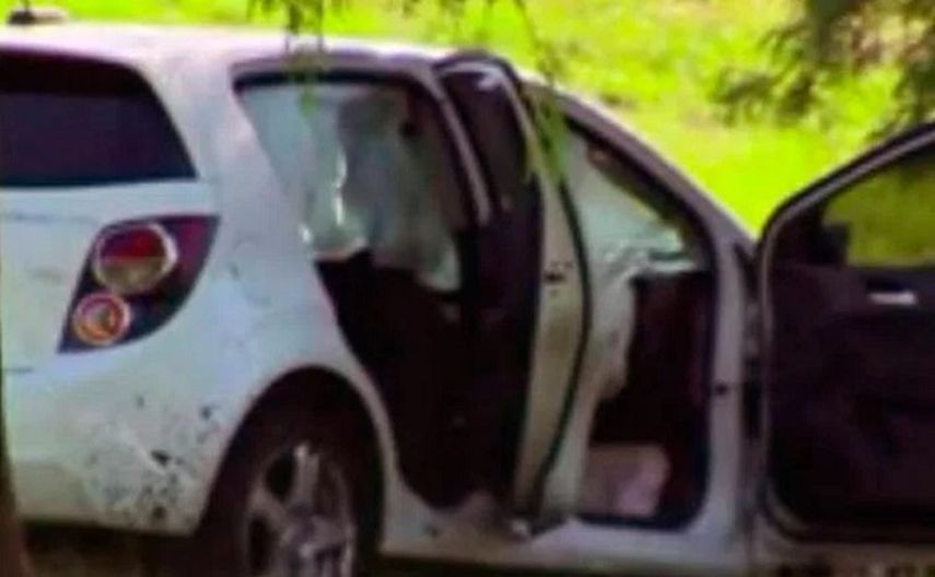 Imagen del auto Chevrolet Sonic de color blanco, acribillado a balazos en Oakland Park, Florida. (CORTESÍA/Miaminews24.com)