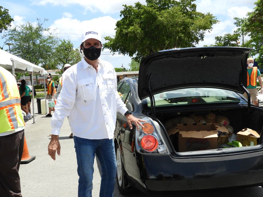 Concejal Zogby reparte alimentos (imagen archivo).