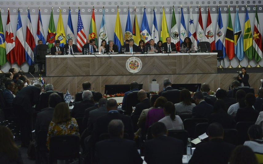 Representantes de los países miembros de la Organización de Estados Americanos asisten a una sesión de la 49 Asamblea General de la OEA en Medellín, Colombia, el jueves 27 de junio de 2019