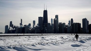 El vapor se eleva desde los edificios de la ciudad y el lago Michigan, en Chicago.