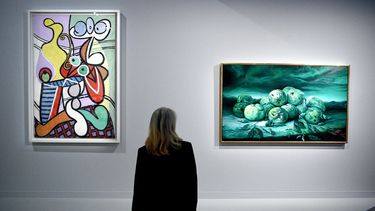Un visitante observa obras de arte tituladas Grande Nature morte au gueridon (Gran bodegón sobre pedestal) del artista Pablo Picasso y Burlesque del artista Glenn Brown como parte de Les chooses - Une histoire de la Nature morte (Cosas - Una historia de la naturaleza muerta) exposición en el museo del Louvre en París el 11 de octubre de 2022. &nbsp;