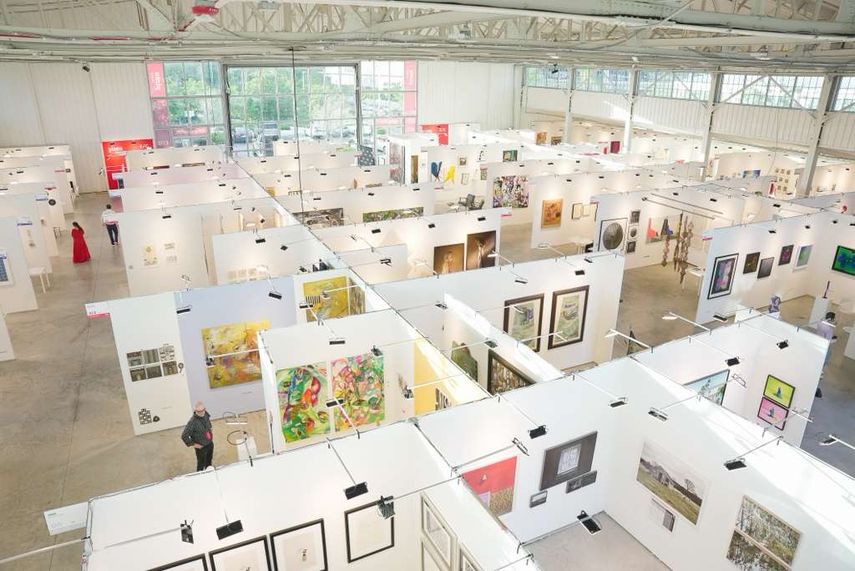 Vista general de Pinta Miami 2025 en The Hangar, Coconut Grove, donde artistas y galerías de América Latina y el Caribe presentan propuestas contemporáneas que dialogan con la memoria, el territorio y la experimentación.