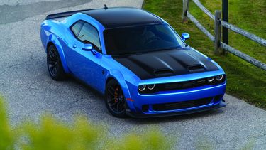 Las dos entradas de aire sobre el capó aumentan la apariencia agresiva del Challenger SRT Hellcat Redye.