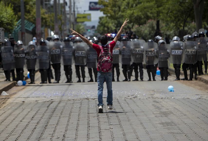 Un joven se enfrenta a la Policía e Managua durante una marcha denominada Rescatando La Patria contra el régimen de Daniel Ortega, a quien acusan por la muerte de cientos de personas en protestas contra su Gobierno desde abril pasado.&nbsp;