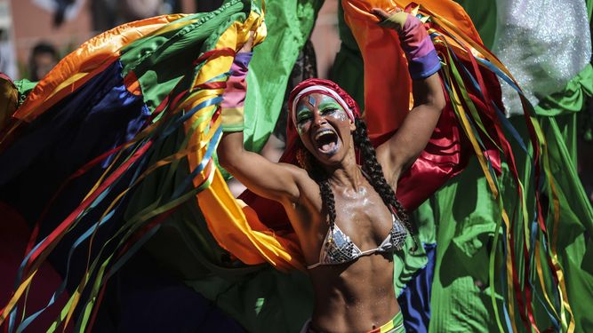 Integrantes del tradicional bloco de las Carmelitas, participan en su desfile por las calles del bohemio barrio de Santa Teresa llevando una multitud de personas a bailar y cantar en la fiesta del&nbsp;carnaval&nbsp;de Río de Janeiro en&nbsp;Brasil.