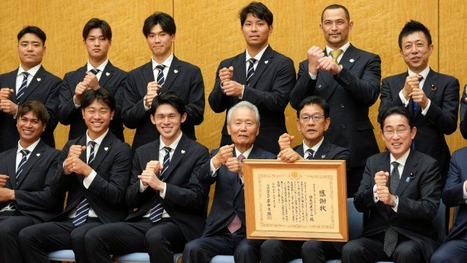 El mánager de la selección de béisbol de Japón, Hideki Kuriyama (segundo a la derecha), y el primer ministro japonés, Fumio Kishida, a su lado en la primera fila, posan en la residencia oficial de Kishida, el jueves 23 de marzo de 2023.