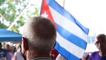 Uno de los asistentes con una bandera cubana.&nbsp;