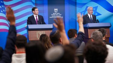 El primer ministro israelí, Benjamin Netanyahu (der.), y el secretario de Estado estadounidense, Marco Rubio, responden preguntas durante su conferencia de prensa conjunta en la oficina del primer ministro en Jerusalén el 15 de septiembre de 2025.&nbsp;