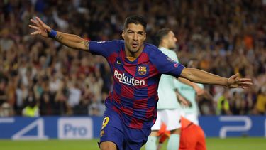 El uruguayo igual&oacute; el partido con una excelsa volea y defini&oacute; a la perfecci&oacute;n tras una asistencia de Lionel Messi para el segundo tanto