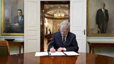 El presidente de Finlandia, Sauli Niinisto, firma la propuesta oficial del país para unirse a la OTAN, en Helsinki, el jueves 23 de marzo de 2023.&nbsp;