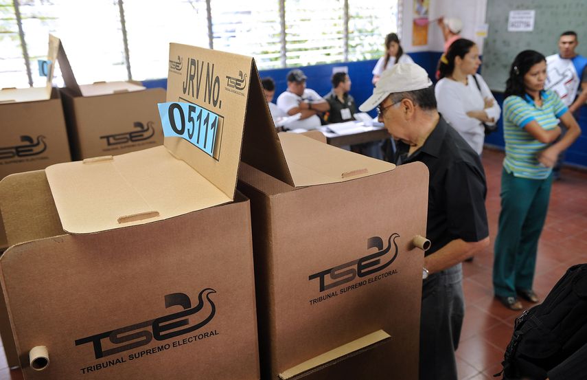 Elector de El Salvador ejerce su derecho al voto.&nbsp;