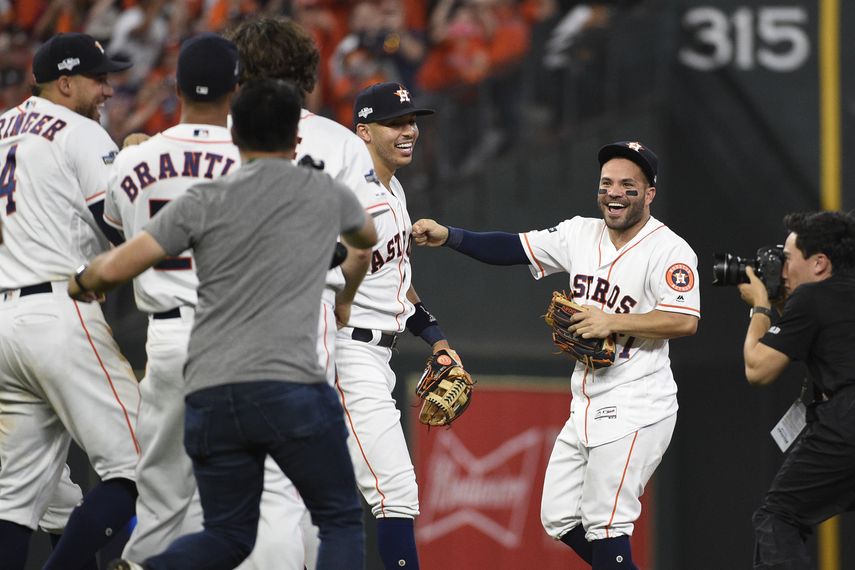 El venezolano Jos&eacute; Altuve, de los Astros de Houston, a la derecha, festeja el triunfo de su equipo por 6-1 sobre los Rays de Tampa Bay en el quinto partido en Houston, el jueves 10 de octubre de 2019. Los Astros disputar&aacute;n a los Yanquis de Nueva York la serie por el campeonato de la Liga Americana.&nbsp;